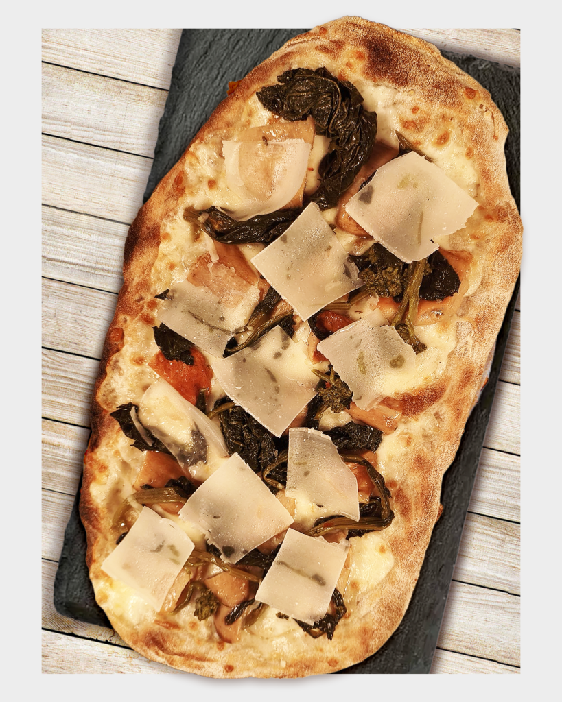 Pinsa del mese L'Oro Nero, con mozzarella, porcini, friarielli, scaglie di grana, olio al tartufo